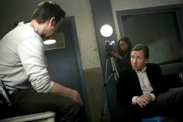 undercover Cena de Lie to Me em sala de interrogatório, usada para discutir aprender a mentir, sinais indiretos e proteção da decisão.