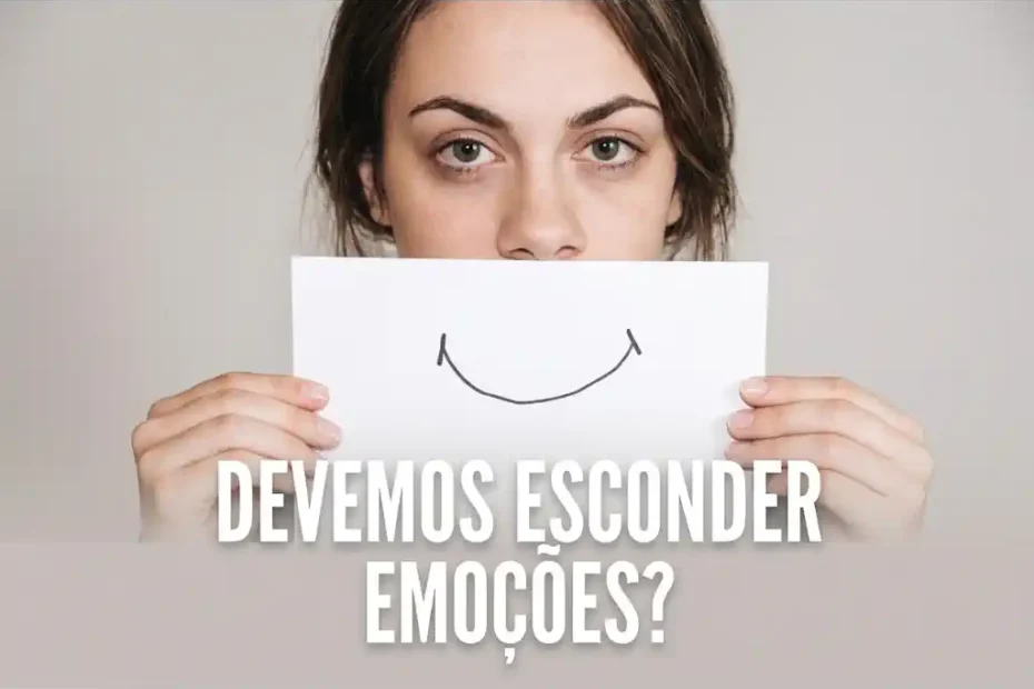 Pessoa segurando um papel com sorriso desenhado diante do rosto, sugerindo ocultação de emoções.