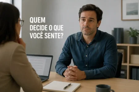 Pessoa em reunião de avaliação no trabalho, com expressão contida, diante de outra pessoa e de um notebook, sugerindo cautela no uso de IA para interpretar emoções.