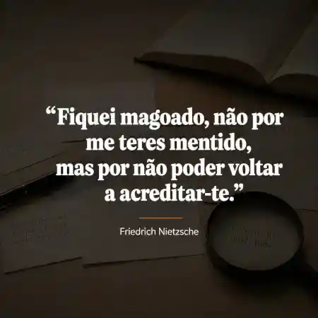 Citação atribuída a Friedrich Nietzsche sobre mentira e perda de confiança, em letras brancas sobre fundo escuro com mesa de leitura.
