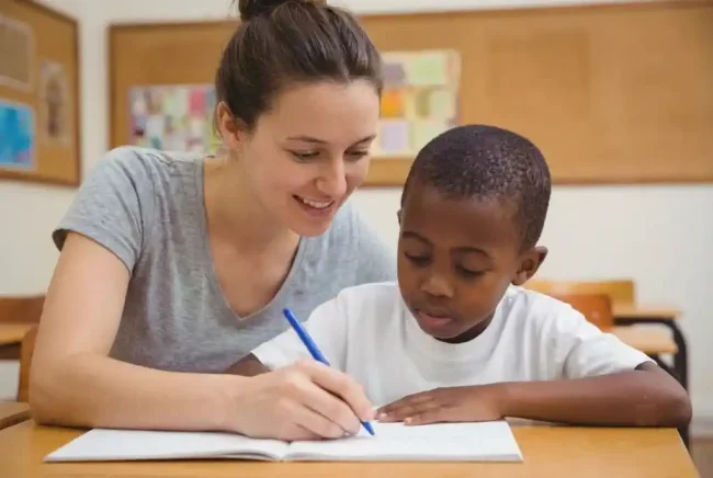 Cinésica e linguagem corporal: o que os movimentos mostram e onde a leitura falha